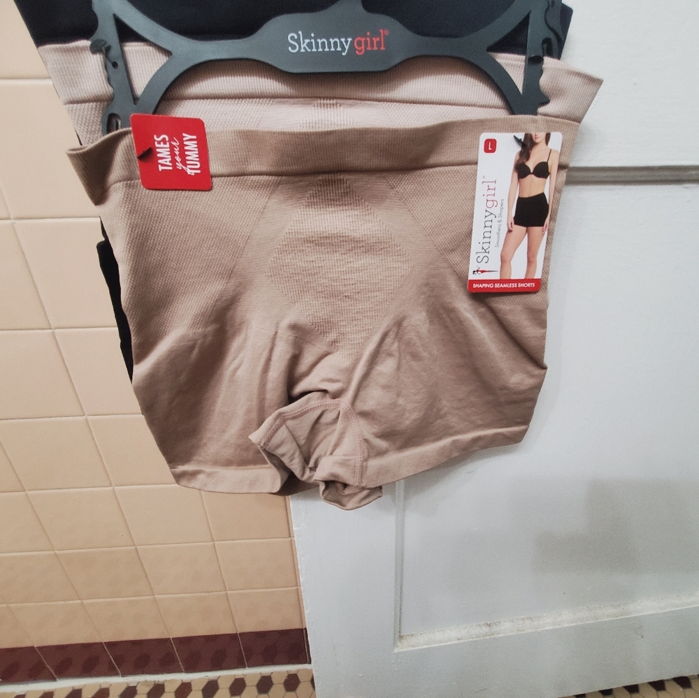 NWT 3PK Skinnygirl Shaping Seamless Shorts; Szs L & M; Tames your Tummy; $35 - Picture 4 of 8